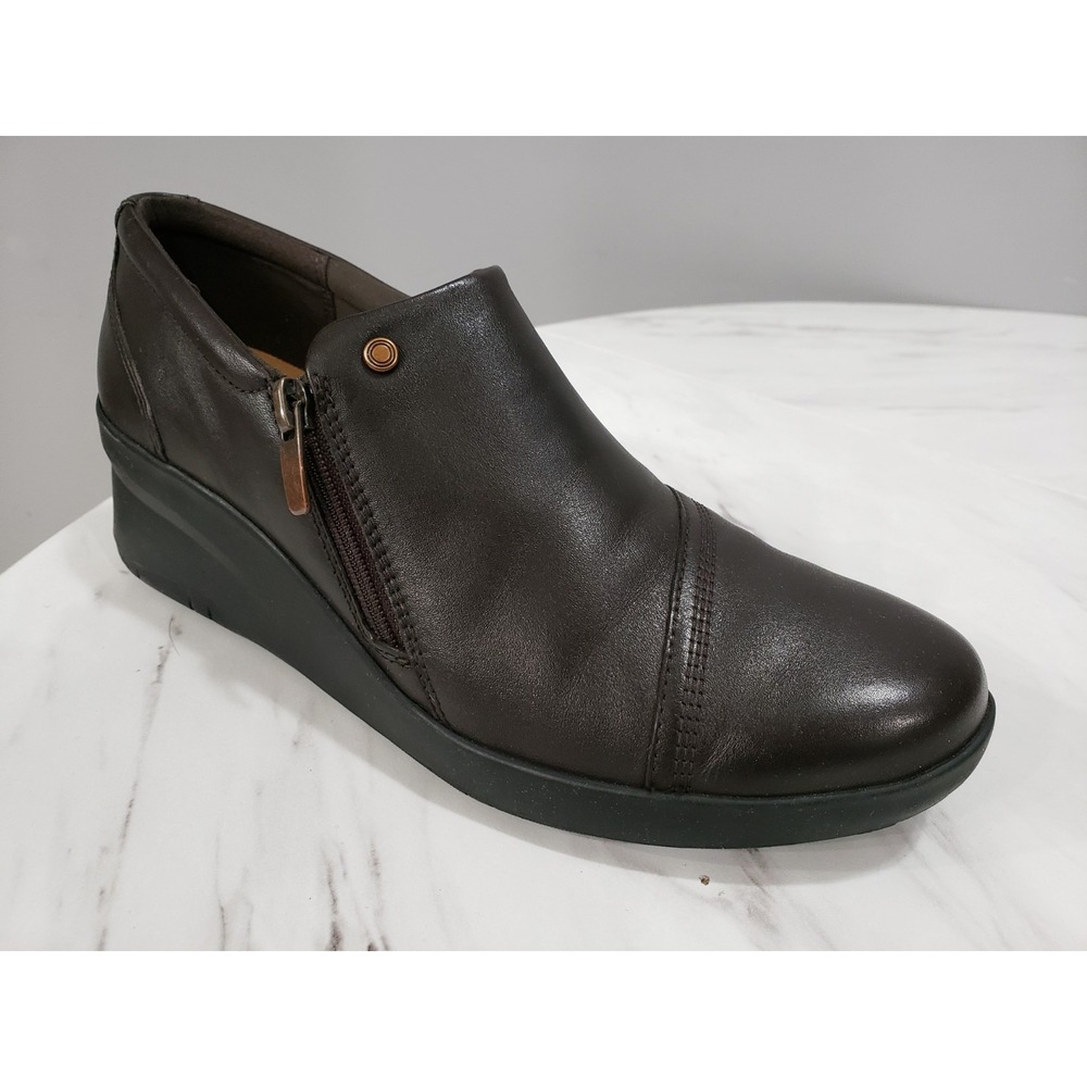 VERY CLEAN Clarks Suttyn Zip brown Leather Loafers Womens Size 9 old money
